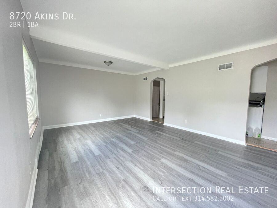8720 Akins Dr - Photo 3 of 14