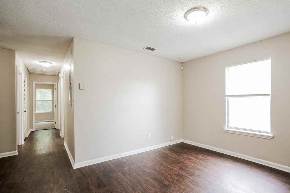 1529 Spearing St - Photo 4 of 16