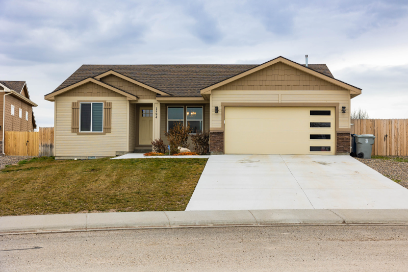 1594 Ne Cinder Loop - Photo 2 of 20