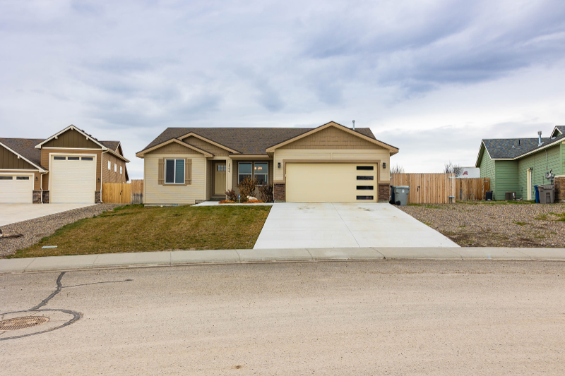 1594 Ne Cinder Loop - Photo 3 of 20