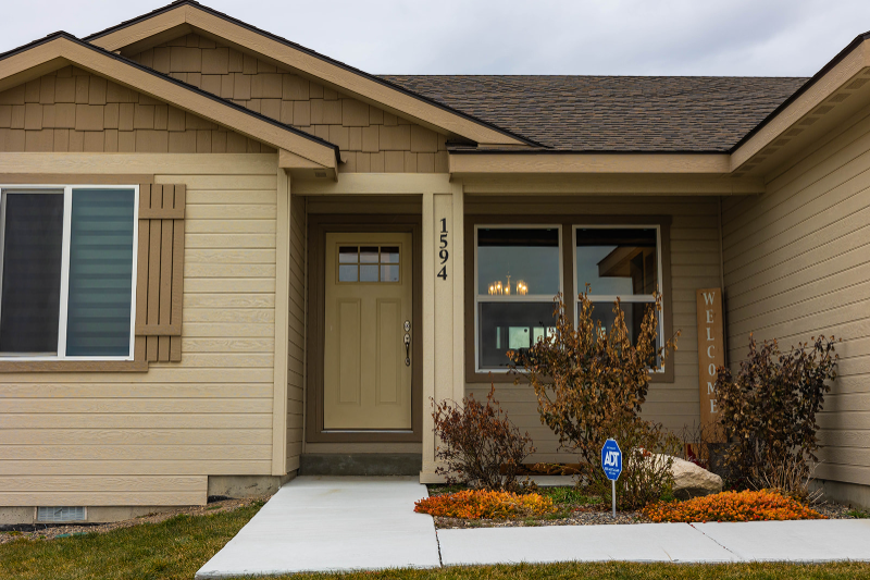 1594 Ne Cinder Loop - Photo 4 of 20