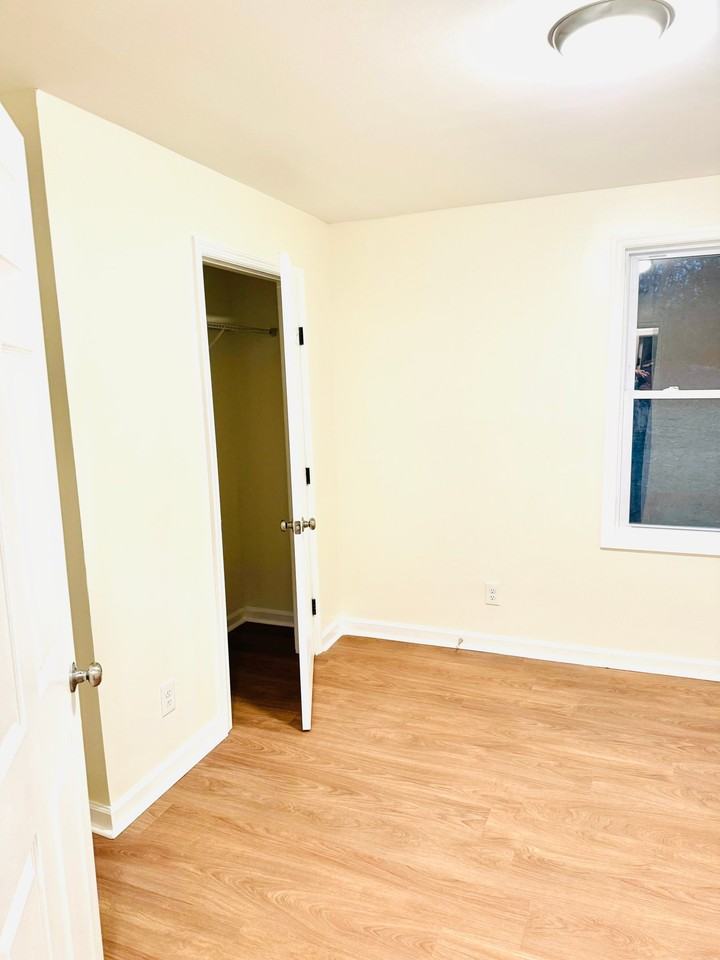 208 Hill St - Photo 5 of 10