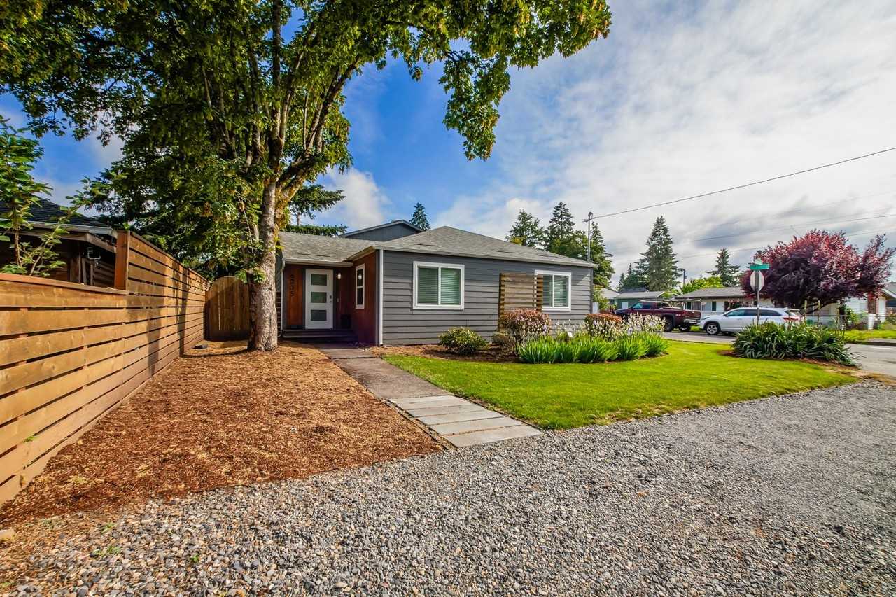 6235 Se Clatsop St - Photo 2 of 20