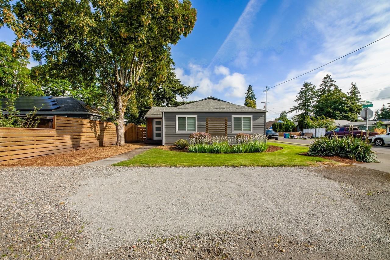 6235 Se Clatsop St - Photo 3 of 20