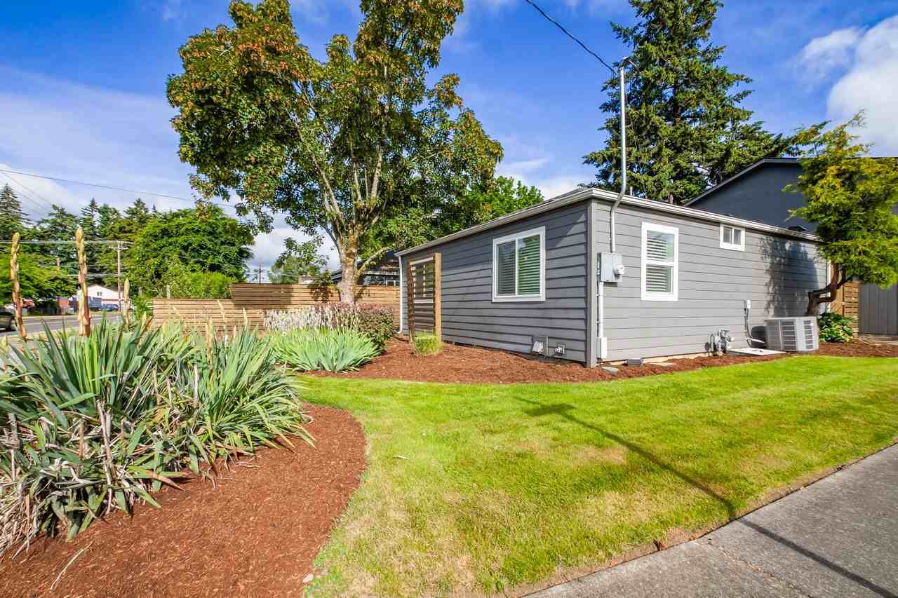 6235 Se Clatsop St - Photo 4 of 20