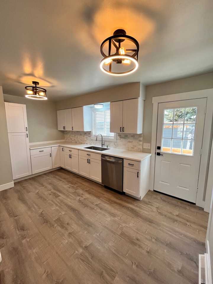 2505 Hancock Ave - Photo 5 of 19