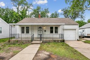 featured image of 229 S Edwards Ave