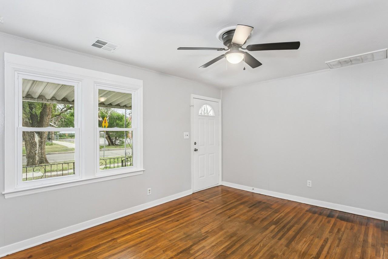 229 S Edwards Ave - Photo 4 of 16