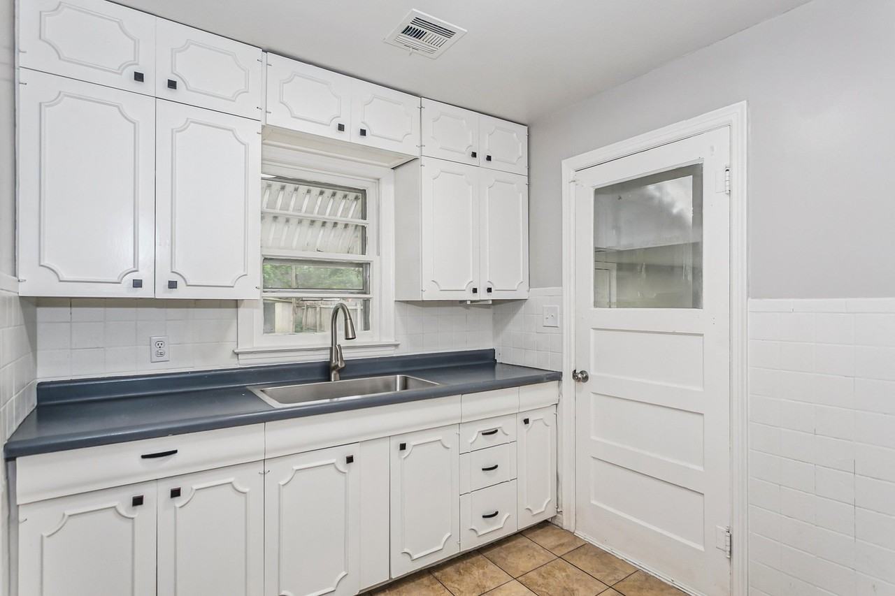 229 S Edwards Ave - Photo 7 of 16