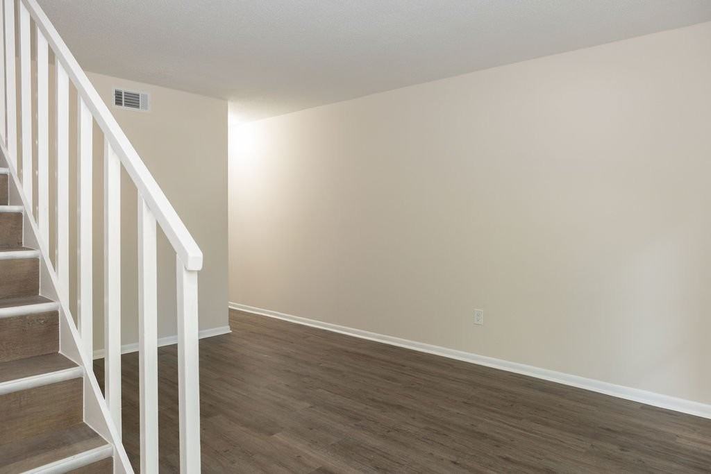 107 Hampton Dr - Photo 2 of 12