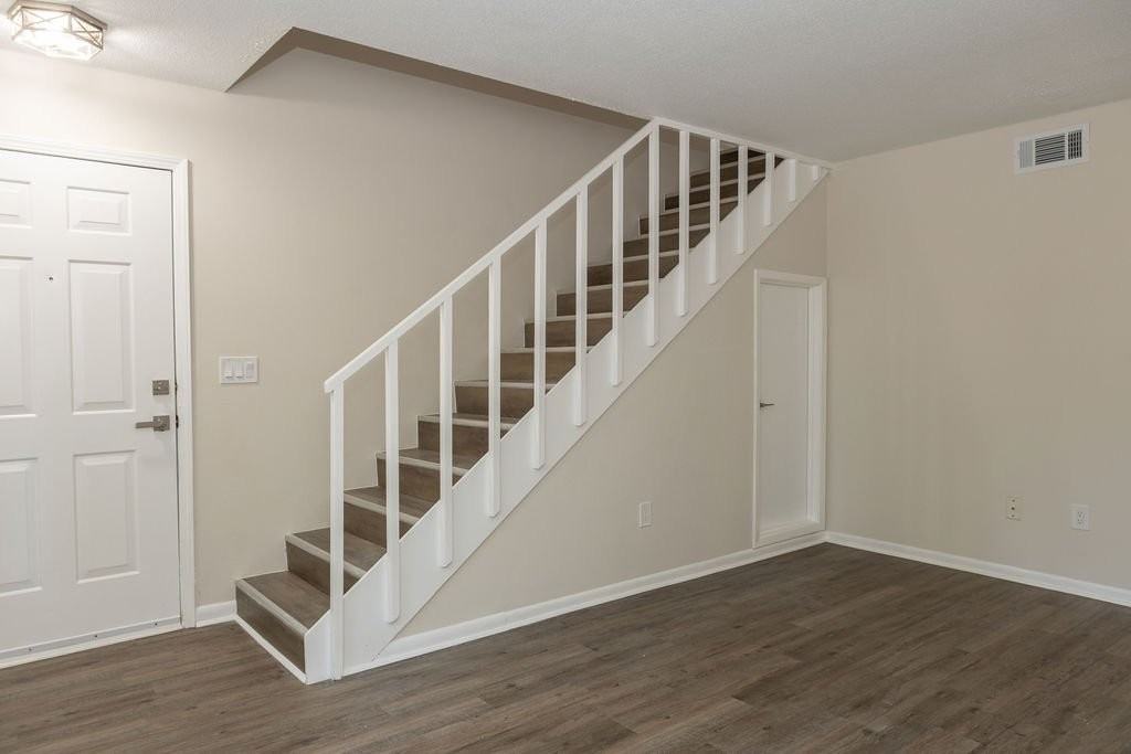 107 Hampton Dr - Photo 3 of 12