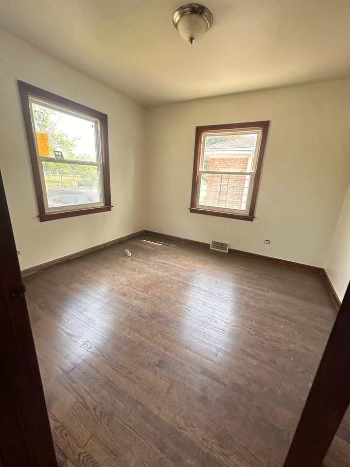 13708 S Wentworth Ave - Photo 4 of 10