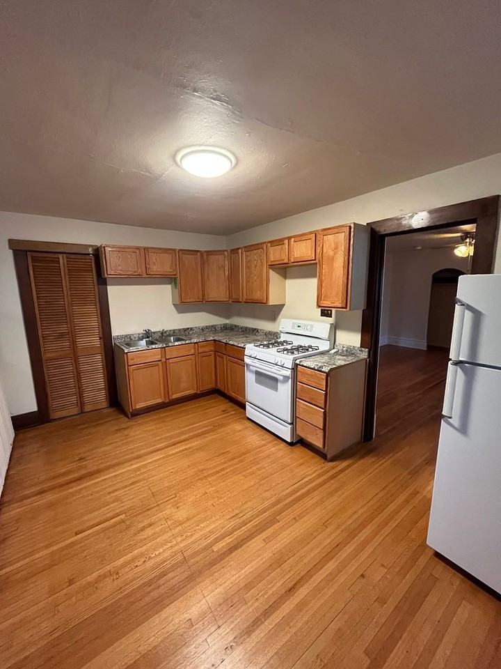 Spafford Ave 1029 - Photo 3 of 11