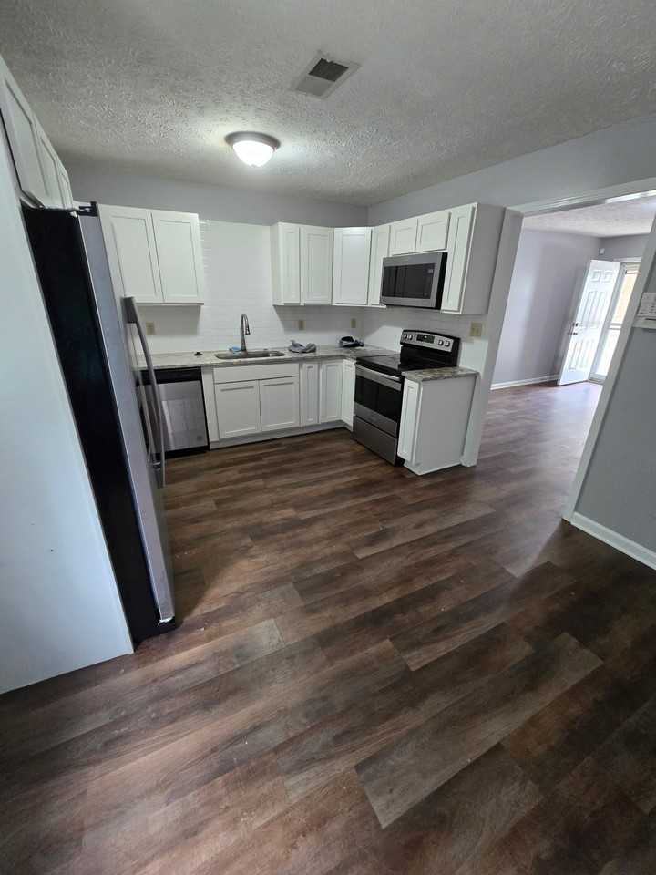 216 Simms St - Photo 2 of 10
