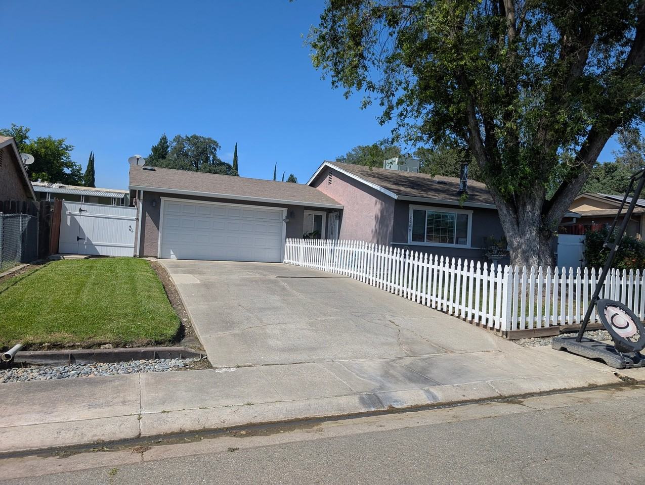 2689 Forestview Dr - Photo 2 of 18