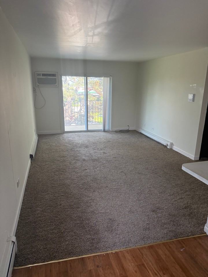 301 Hawthorne Cir #6 - Photo 2 of 5