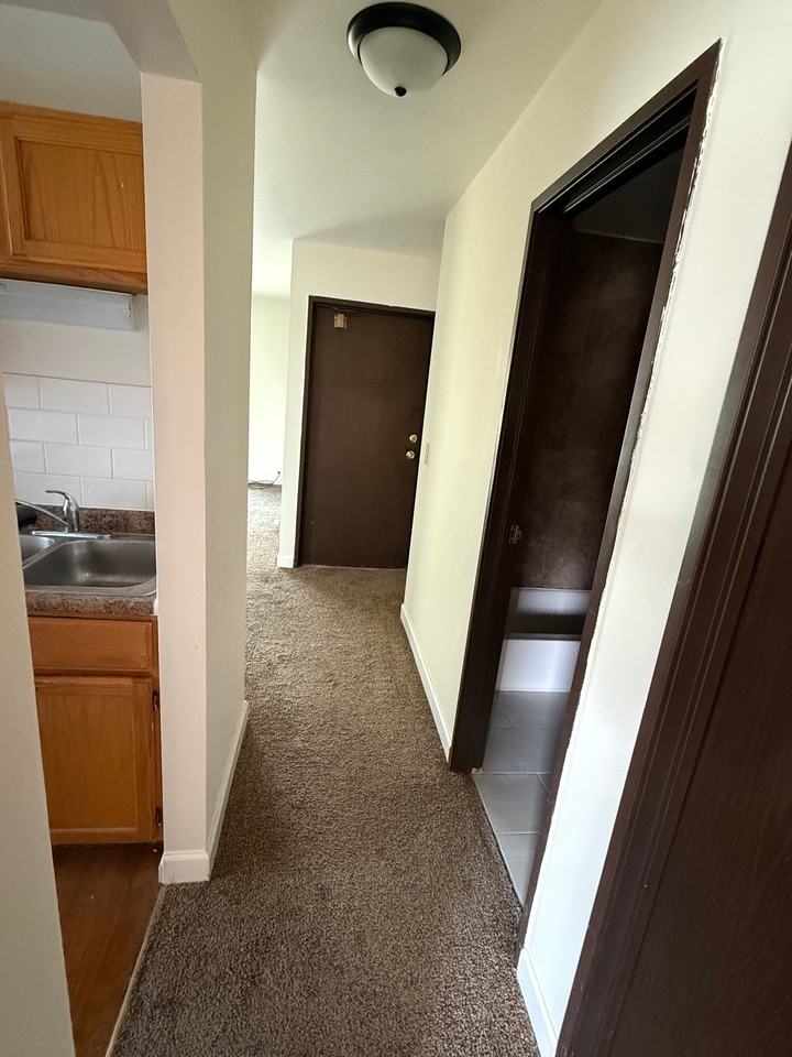 301 Hawthorne Cir #6 - Photo 4 of 5