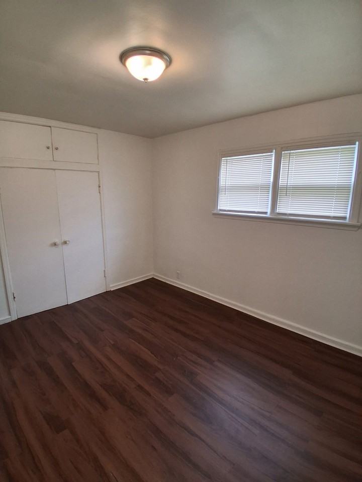 2605 W Victory Ln - Photo 2 of 6