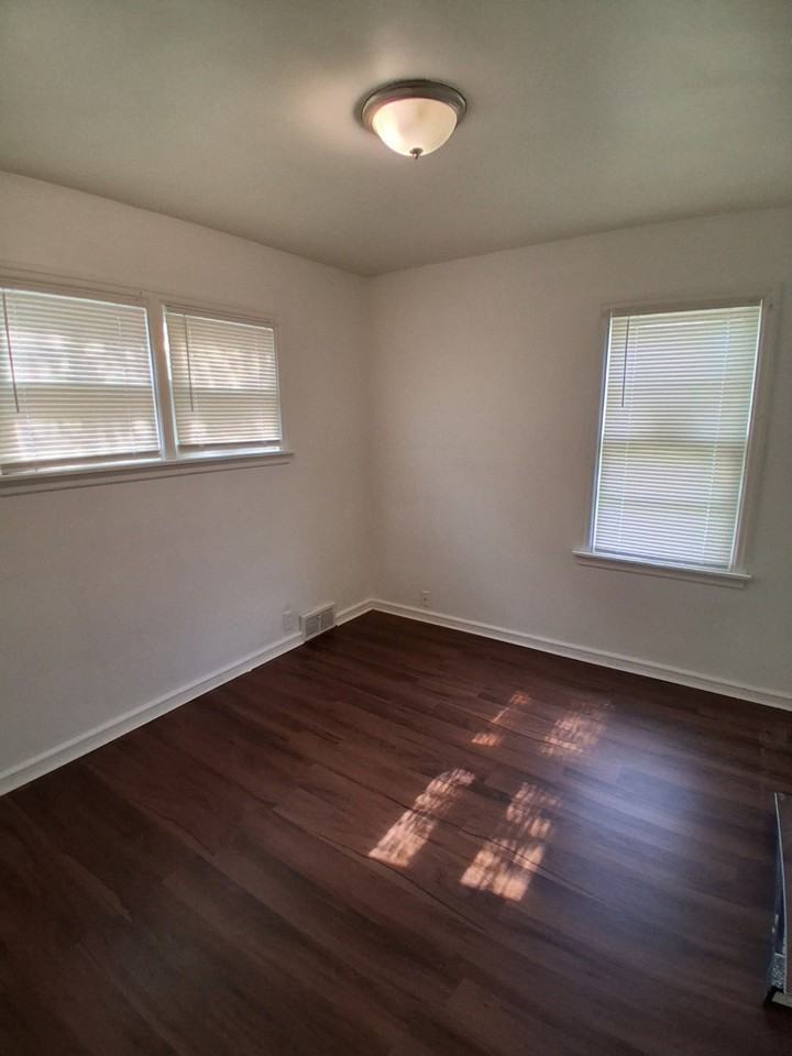 2605 W Victory Ln - Photo 3 of 6