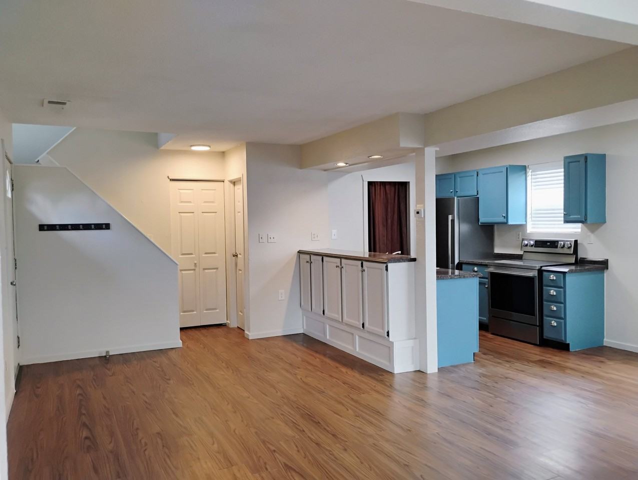 1579 Hooker St #B - Photo 3 of 14