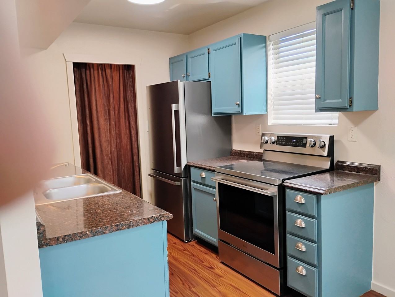 1579 Hooker St #B - Photo 4 of 14