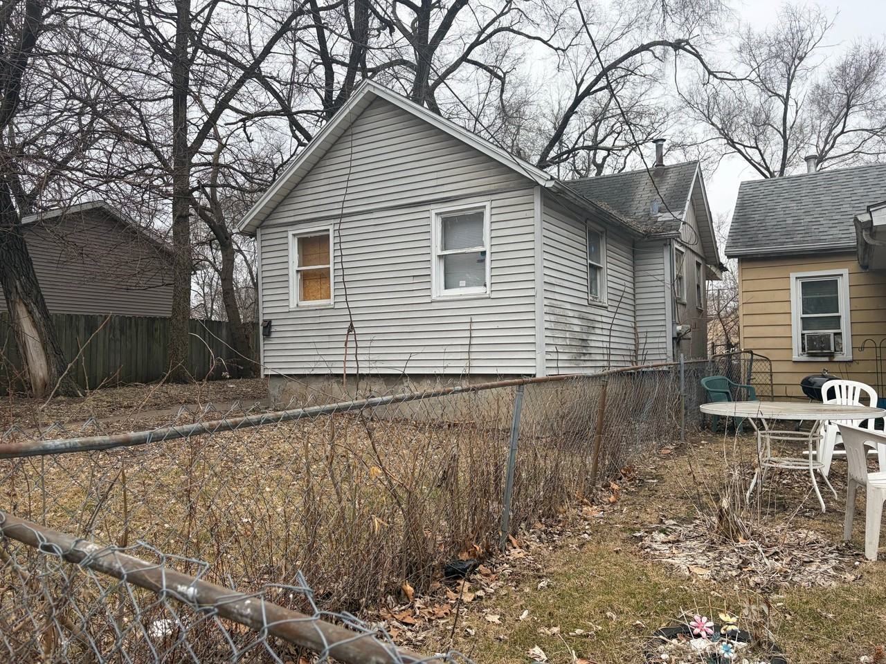 1829 S Stanley St - Photo 2 of 15