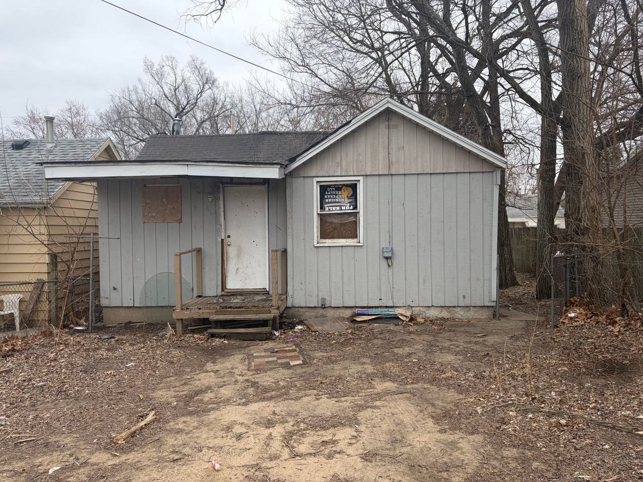 1829 S Stanley St - Photo 4 of 15