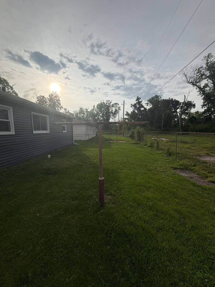 8303 Bluff St - Photo 5 of 17
