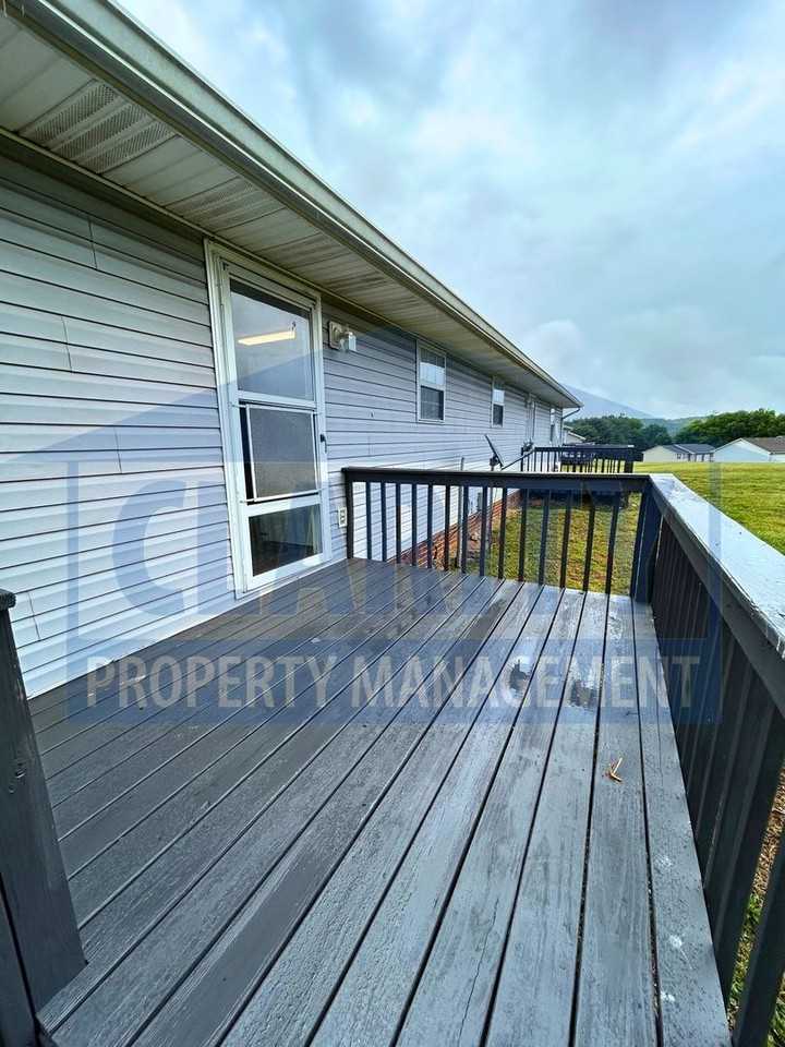 **756/758 Urbane Rd NE - Photo 5 of 25