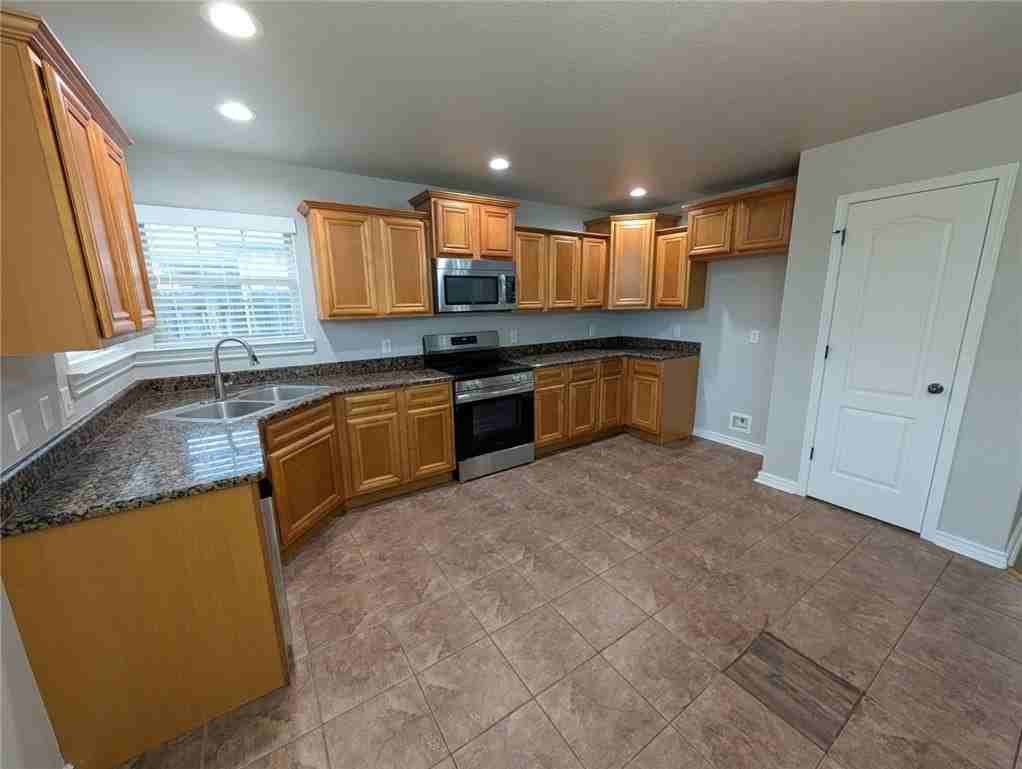 6002 S 38th St - Photo 2 of 18