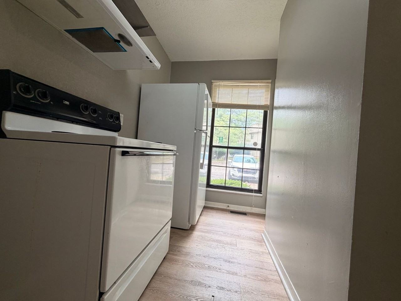 576 E Graham Pl - Photo 4 of 15