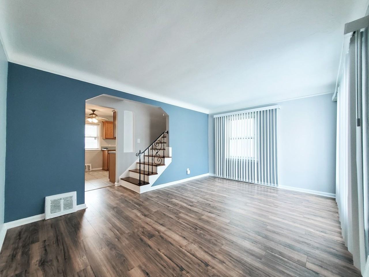 18512 Lewis Dr - Photo 2 of 24