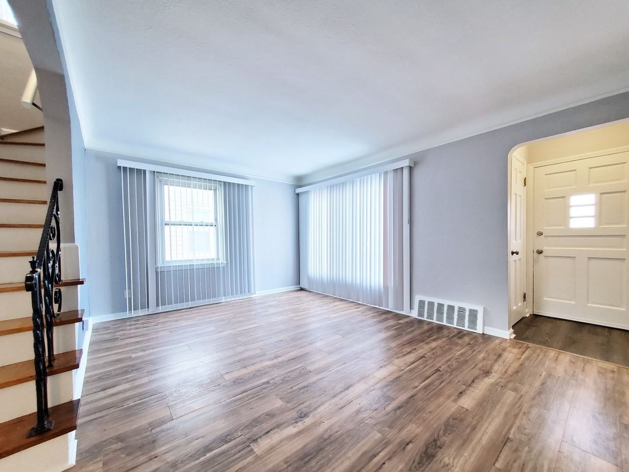 18512 Lewis Dr - Photo 3 of 24