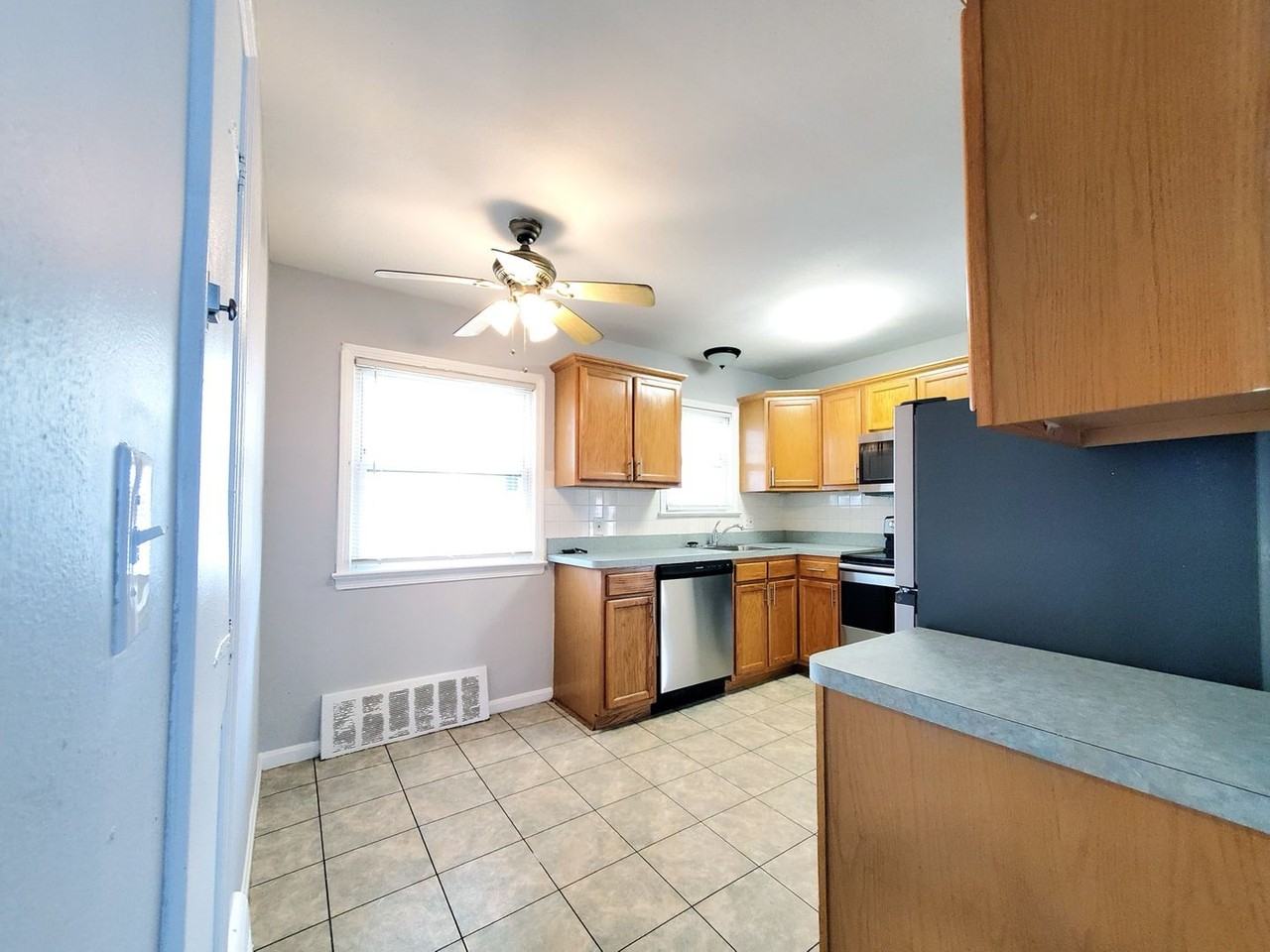 18512 Lewis Dr - Photo 4 of 24