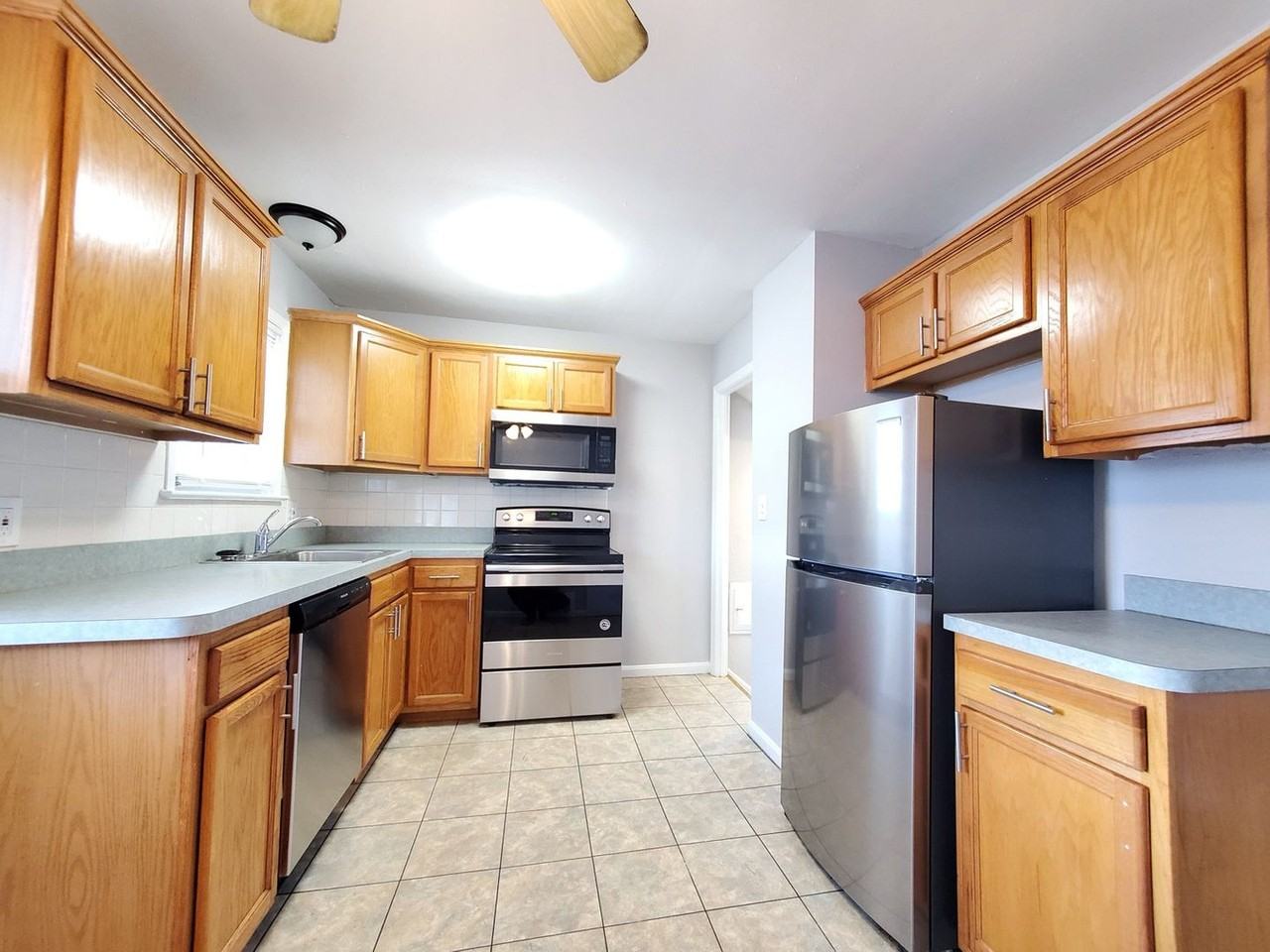 18512 Lewis Dr - Photo 5 of 24