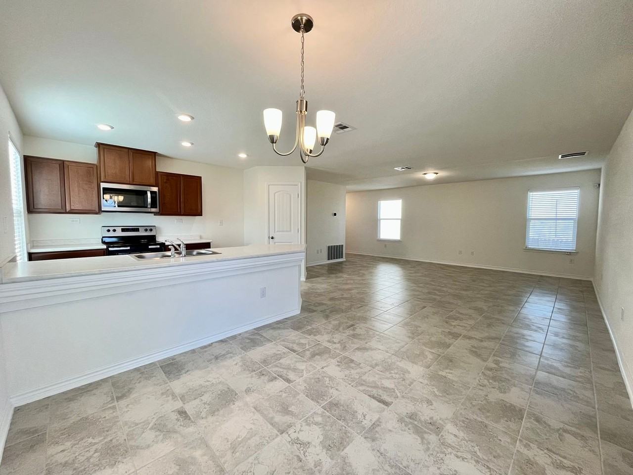 8405 Amistad Cv - Photo 7 of 19