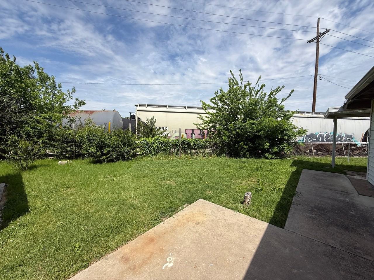 310 N Division St - Photo 5 of 21