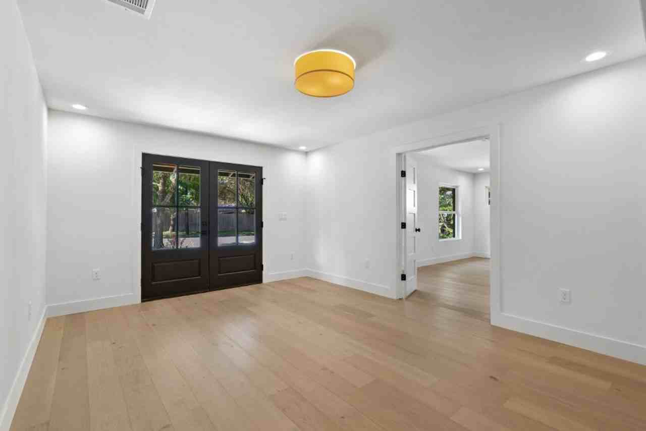 1520 Villanova Dr - Photo 5 of 28