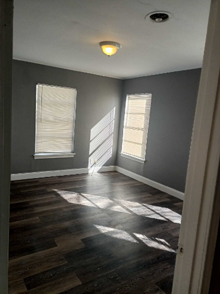 1711 Langford St - Photo 4 of 10