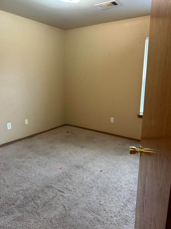 309 E Laura St - Photo 6 of 14
