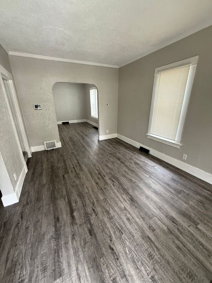 424 E Lake St - Photo 3 of 8