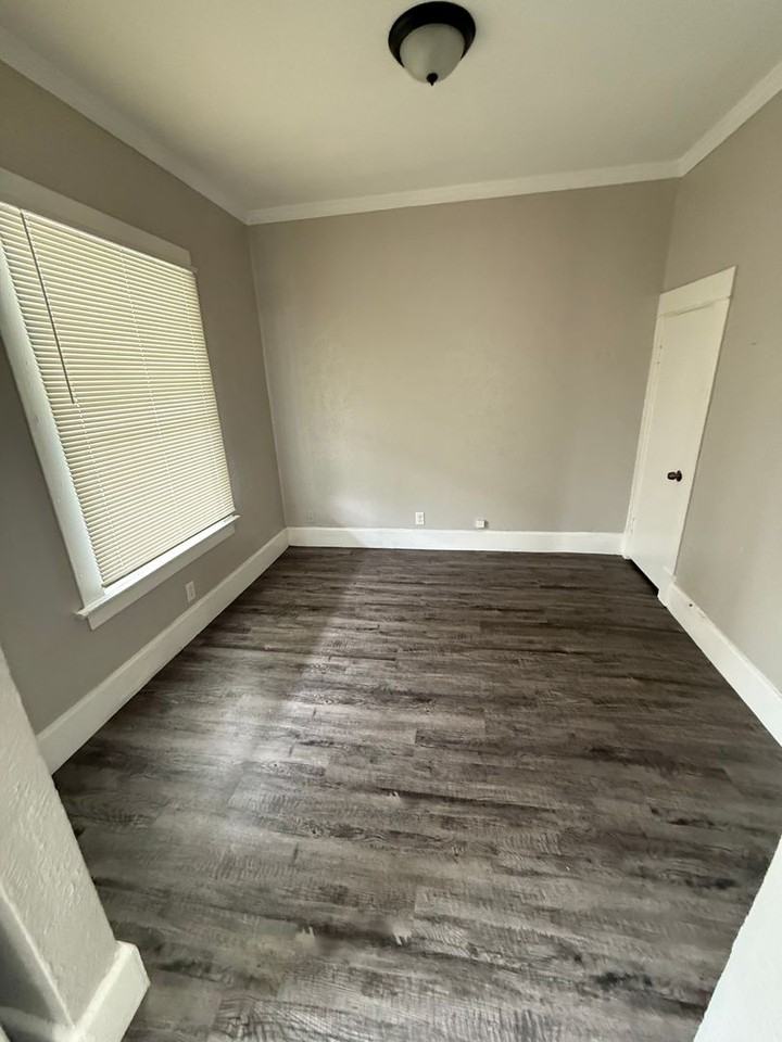 424 E Lake St - Photo 4 of 8