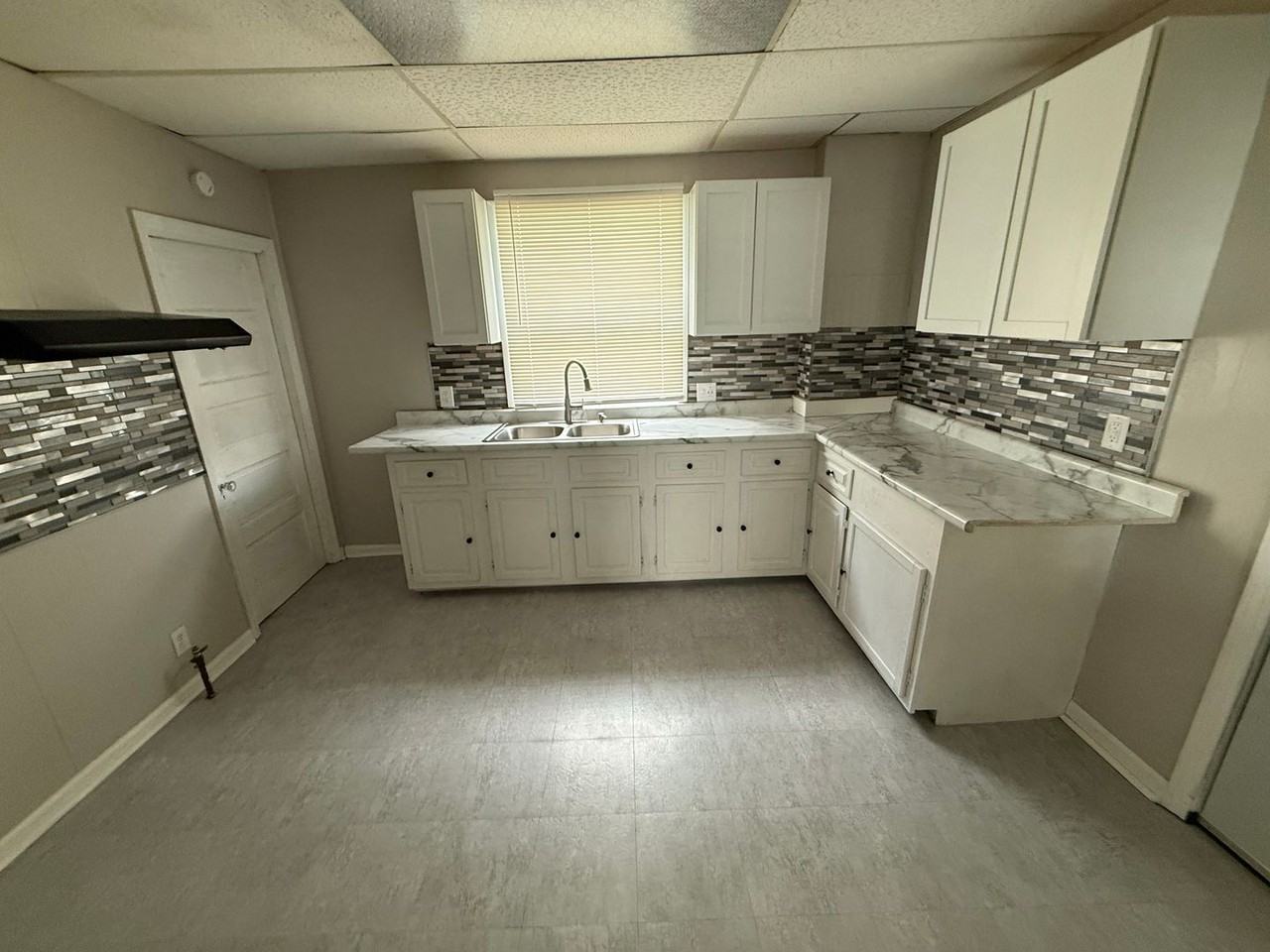 424 E Lake St - Photo 5 of 8