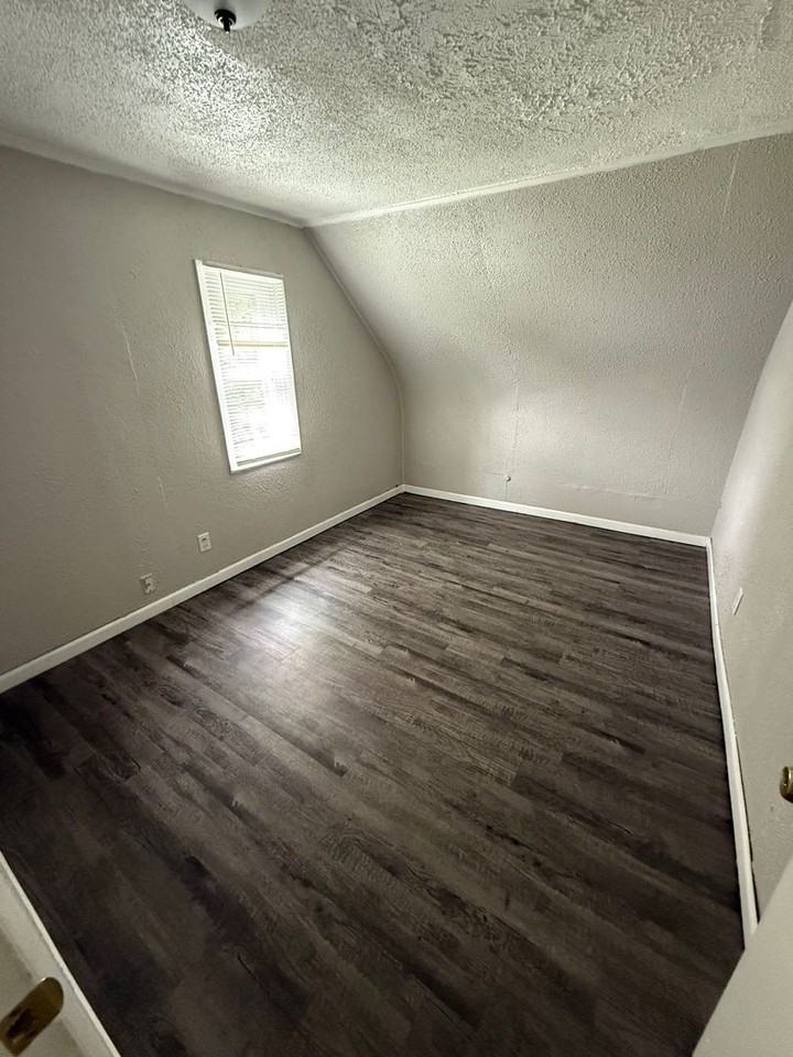 424 E Lake St - Photo 7 of 8