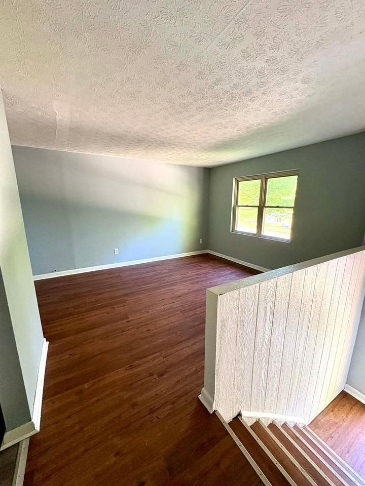110 Stewart Dr - Photo 2 of 11
