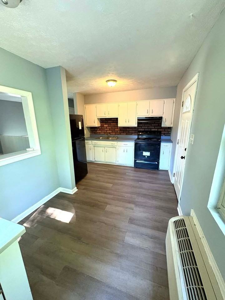 110 Stewart Dr - Photo 3 of 11