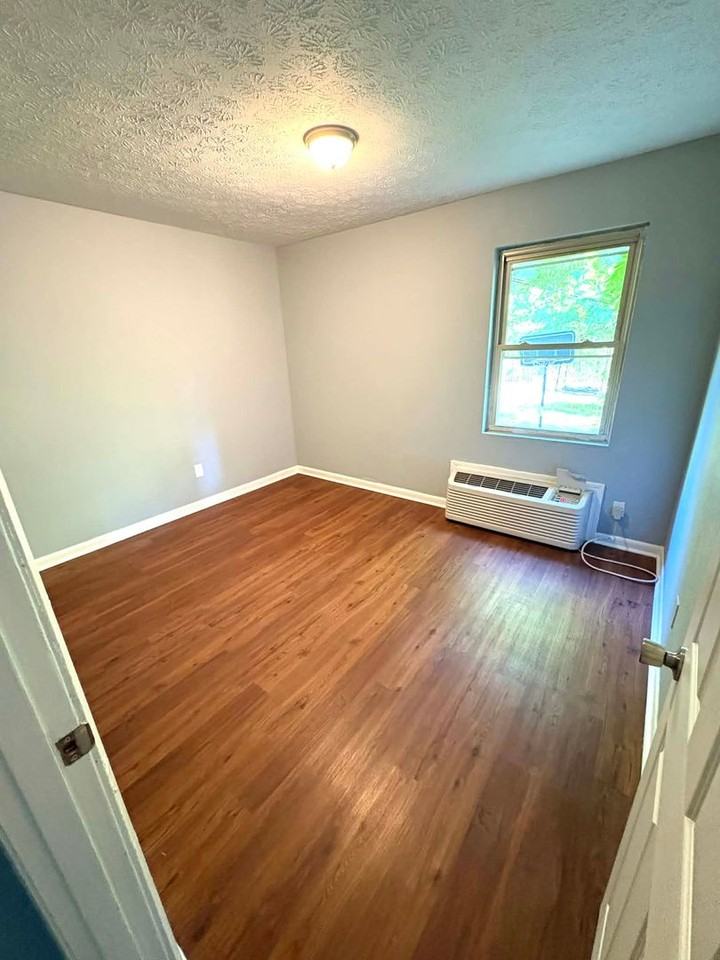 110 Stewart Dr - Photo 4 of 11