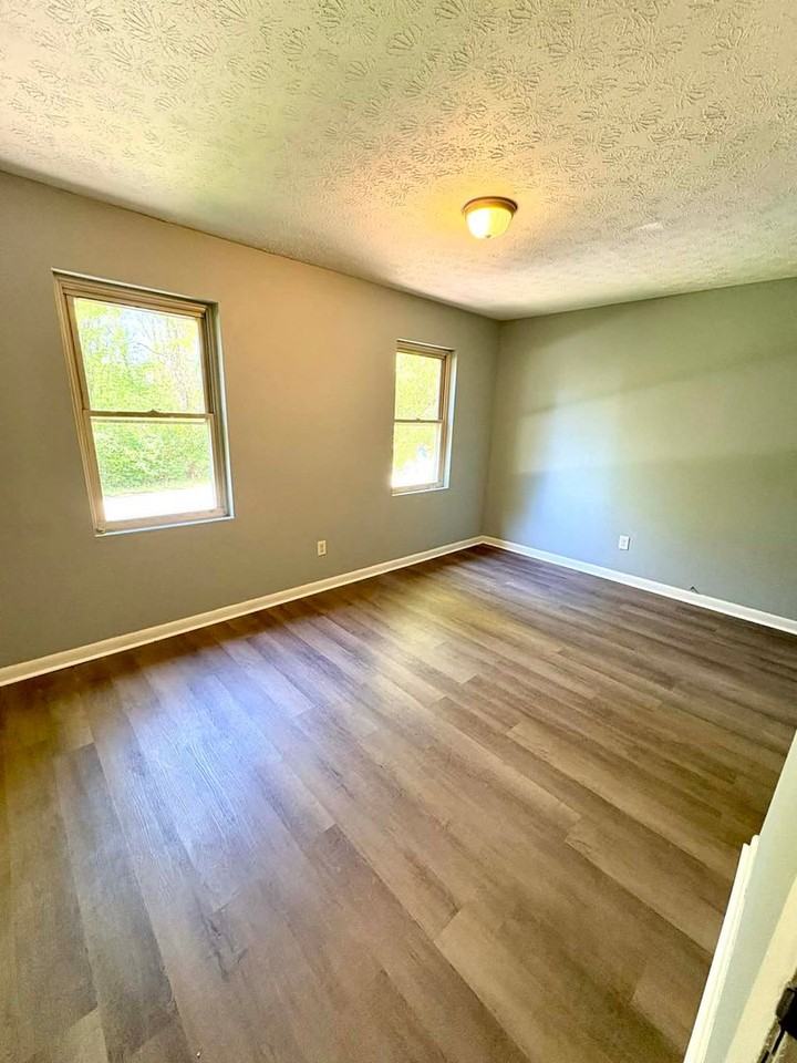110 Stewart Dr - Photo 5 of 11