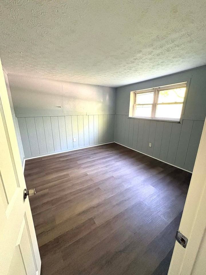 110 Stewart Dr - Photo 6 of 11