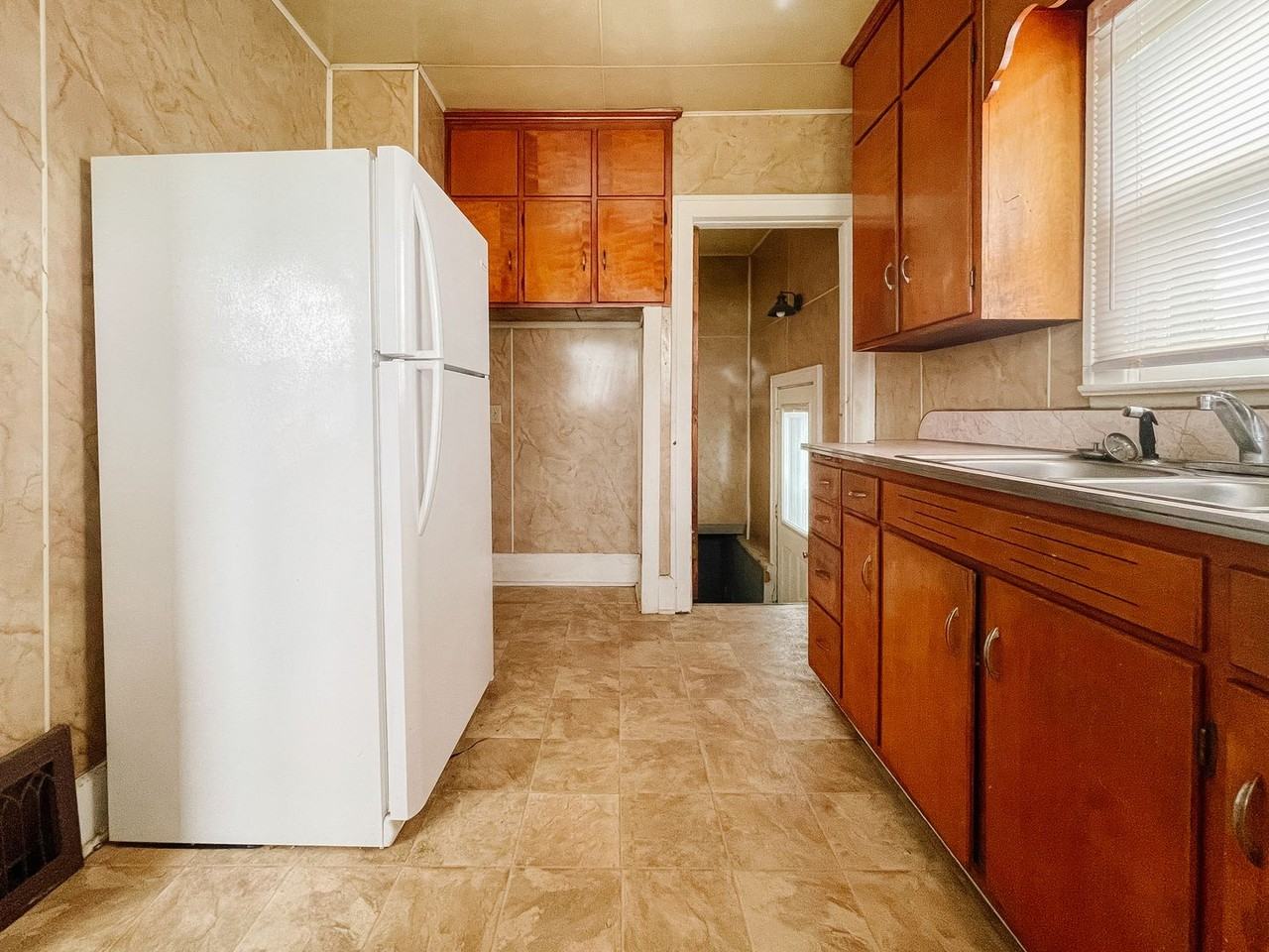 1317 W Memorial Dr - Photo 3 of 11